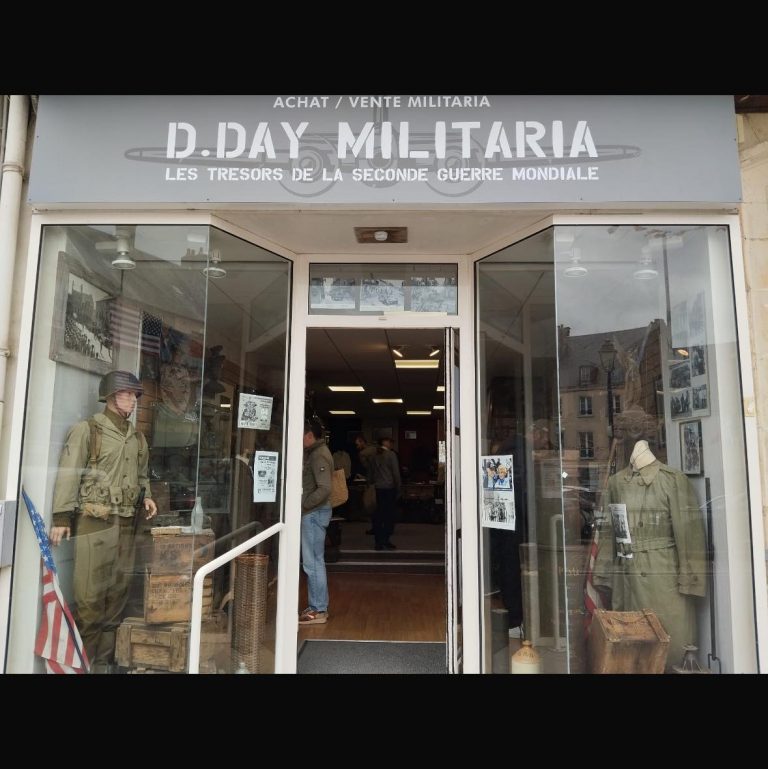 La boutique DDAY MILITARIA, 9 place de la République à Carentan-les-Marais